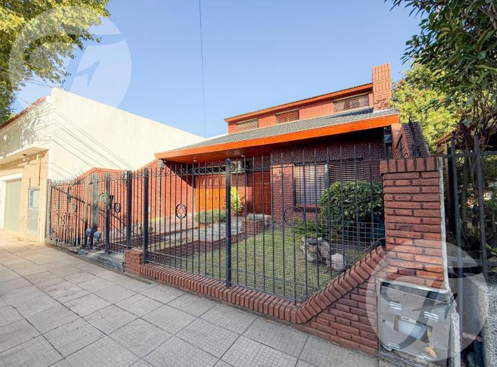 Casa · 121m² · 4 Ambientes · 1 Cochera