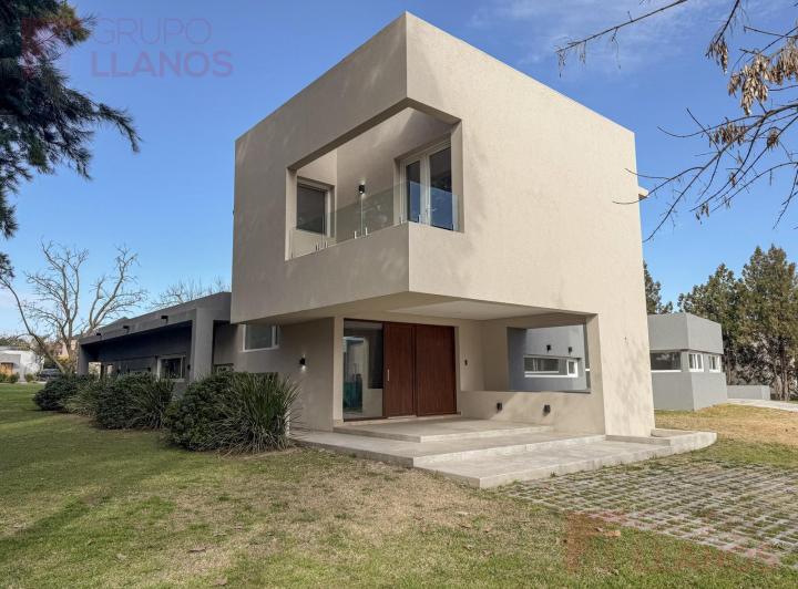 Casa · 218m² · 4 Ambientes · 2 Cocheras
