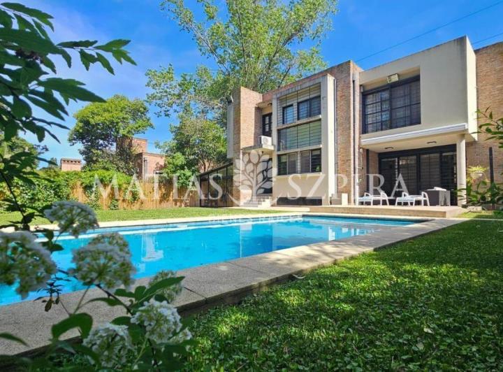 Casa · 250m² · 5 Ambientes · 3 Cocheras