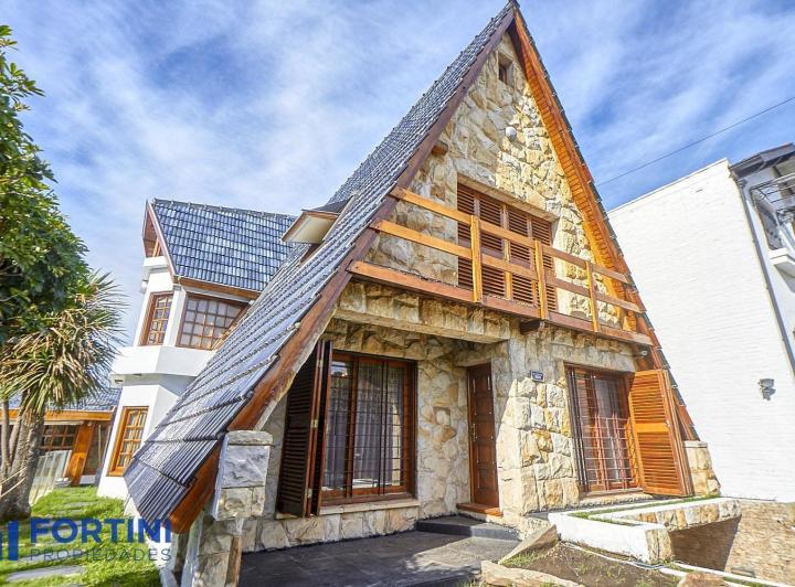 Casa · 370m² · 8 Ambientes · 2 Cocheras