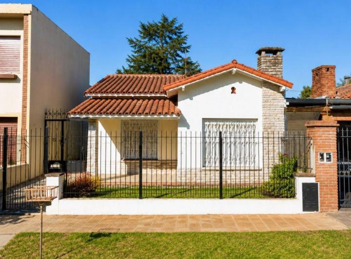 Casa · 300m² · 4 Ambientes · 3 Cocheras