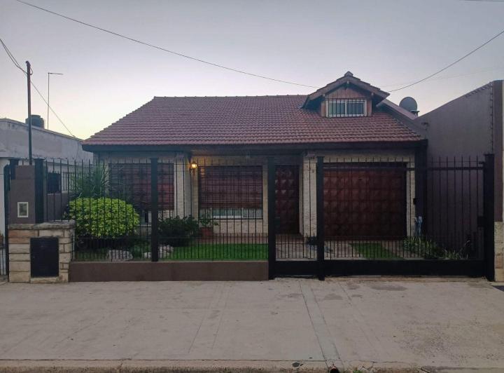 Casa · 200m² · 3 Ambientes · 3 Cocheras