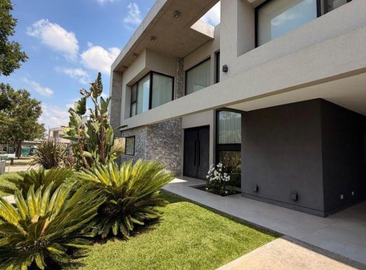 Casa · 500m² · 5 Ambientes · 7 Cocheras