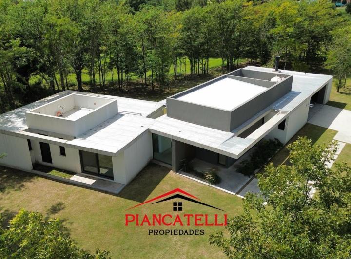 Casa · 2100m² · 4 Ambientes · 2 Cocheras