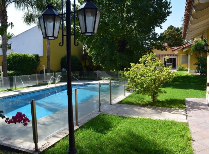 Casa · 395m² · 7 Ambientes · 2 Cocheras