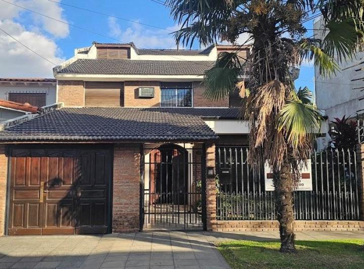 Casa · 300m² · 5 Ambientes · 3 Cocheras