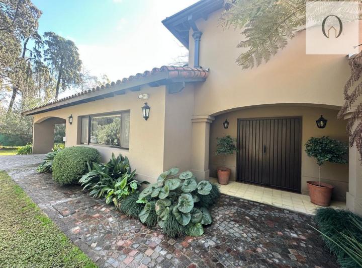 Casa · 300m² · 6 Ambientes · 4 Cocheras