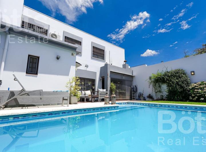 Casa · 222m² · 8 Ambientes · 2 Cocheras