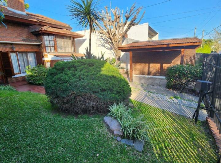 Casa · 180m² · 4 Ambientes · 2 Cocheras