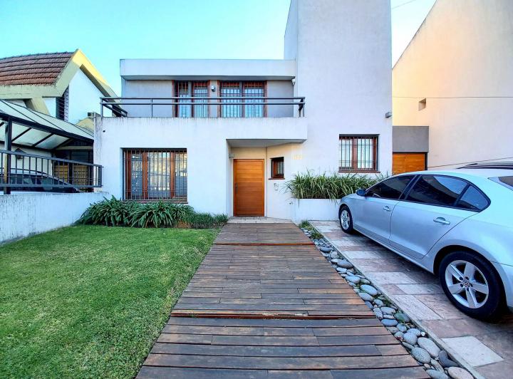 Casa · 285m² · 5 Ambientes · 2 Cocheras