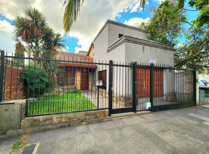 Casa · 270m² · 5 Ambientes · 2 Cocheras