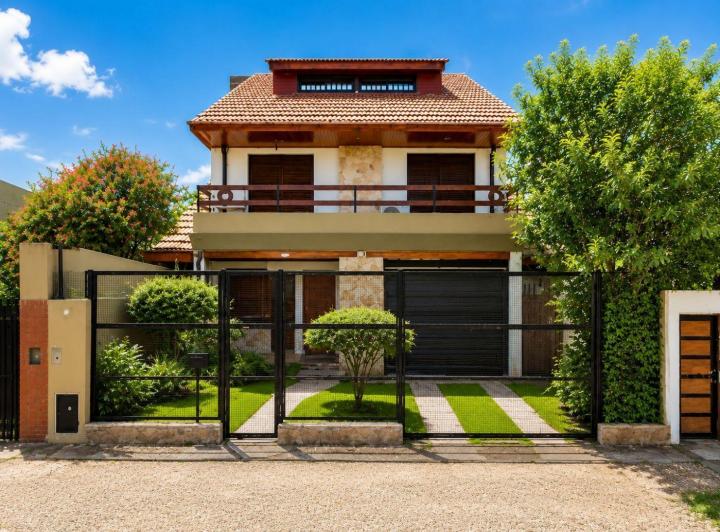Casa · 180m² · 4 Ambientes · 2 Cocheras