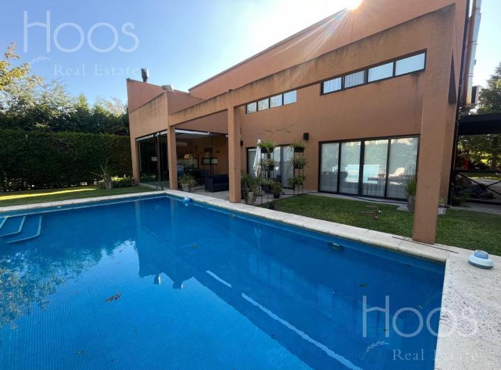 Casa · 300m² · 5 Ambientes · 4 Cocheras