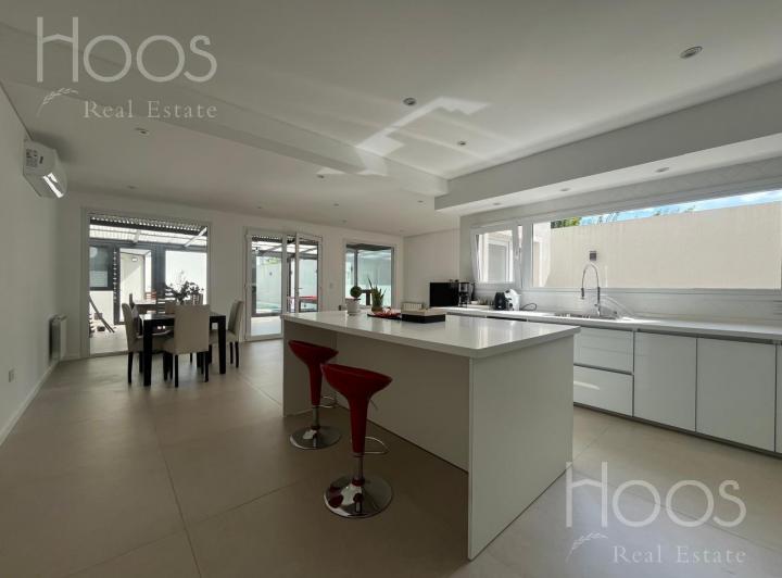 Casa · 300m² · 6 Ambientes · 2 Cocheras