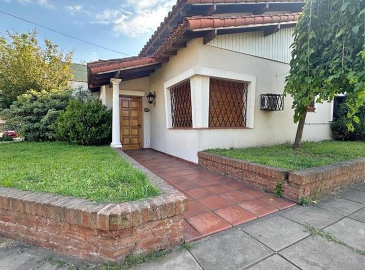 Casa · 120m² · 3 Ambientes · 2 Cocheras