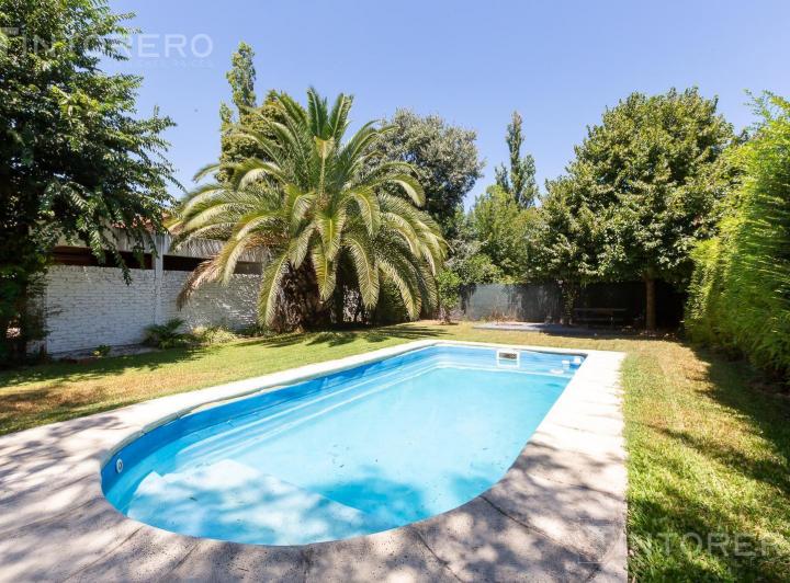 Casa · 232m² · 5 Ambientes · 4 Cocheras