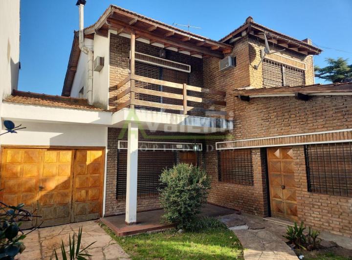 Casa · 180m² · 6 Ambientes · 3 Cocheras