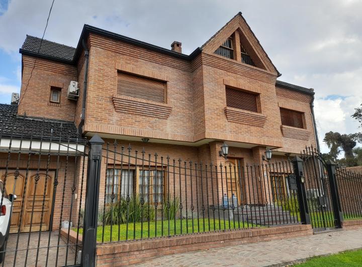 Casa · 400m² · 6 Ambientes · 4 Cocheras