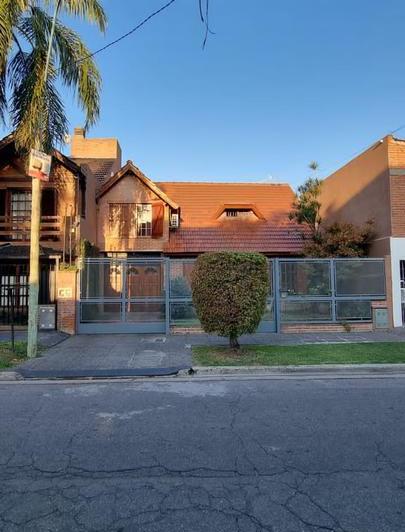 Casa · 300m² · 5 Ambientes · 2 Cocheras