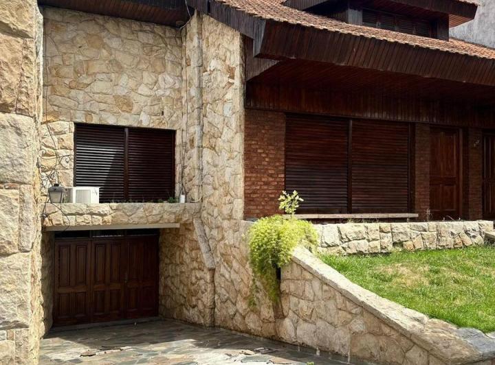 Casa · 189m² · 5 Ambientes · 1 Cochera