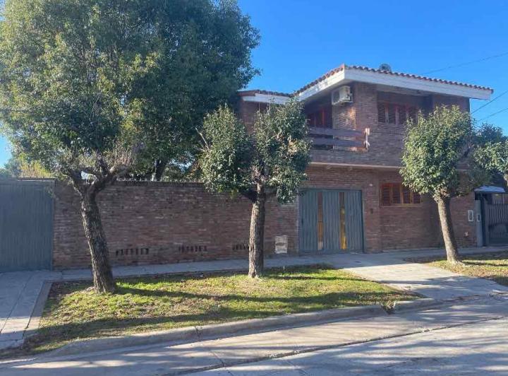 Casa · 235m² · 3 Ambientes · 1 Cochera