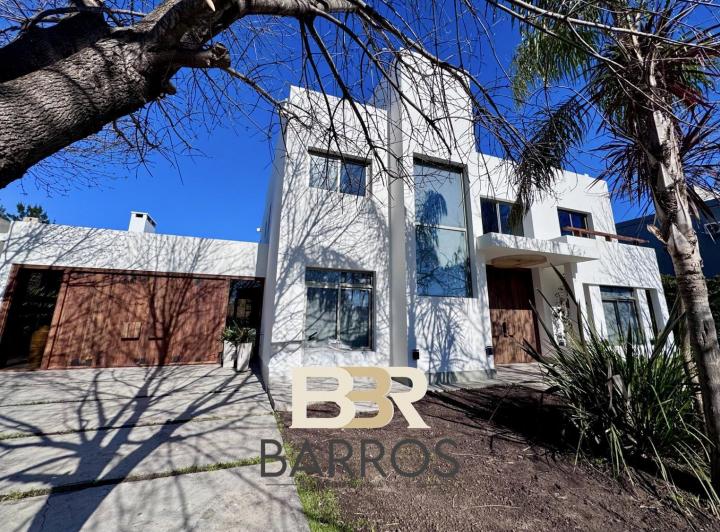 Casa · 329m² · 5 Ambientes · 2 Cocheras