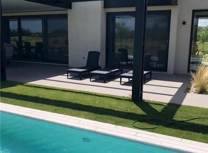 Casa · 250m² · 4 Ambientes · 5 Cocheras