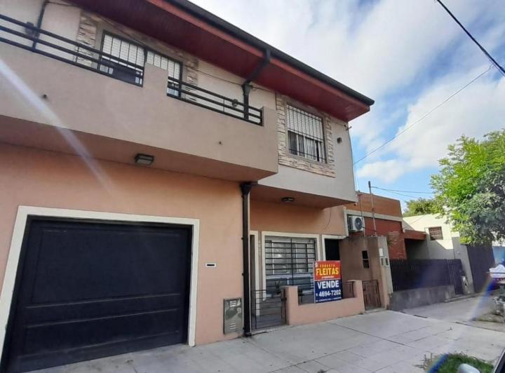 Casa · 210m² · 4 Ambientes · 1 Cochera