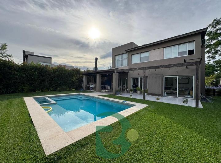 Casa · 225m² · 4 Ambientes · 2 Cocheras