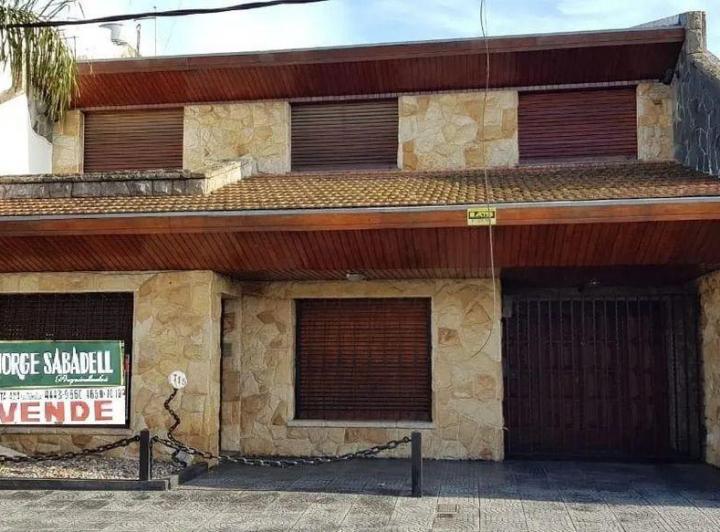 Casa · 200m² · 4 Ambientes · 2 Cocheras