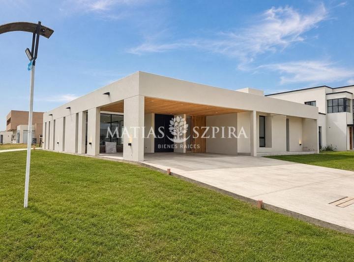 Casa · 170m² · 4 Ambientes · 2 Cocheras