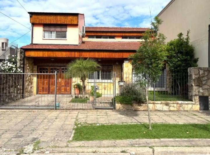 Casa · 275m² · 5 Ambientes · 3 Cocheras