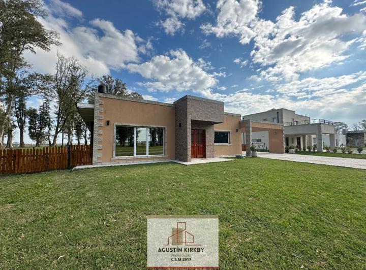 Casa · 200m² · 4 Ambientes · 4 Cocheras