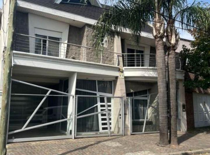 Casa · 300m² · 5 Ambientes · 2 Cocheras