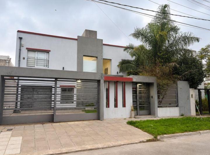 Casa · 230m² · 6 Ambientes