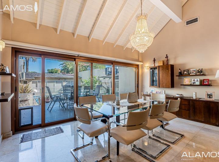 Casa · 301m² · 5 Ambientes · 4 Cocheras