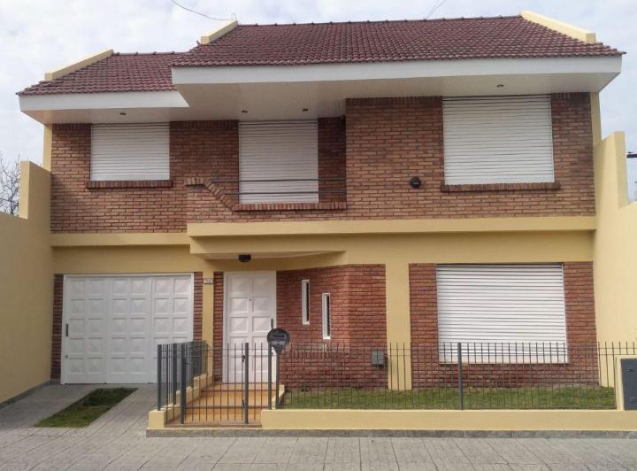 Casa · 200m² · 5 Ambientes · 2 Cocheras