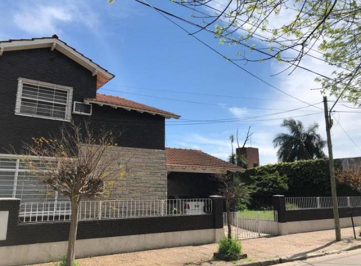 Casa · 240m² · 5 Ambientes · 2 Cocheras