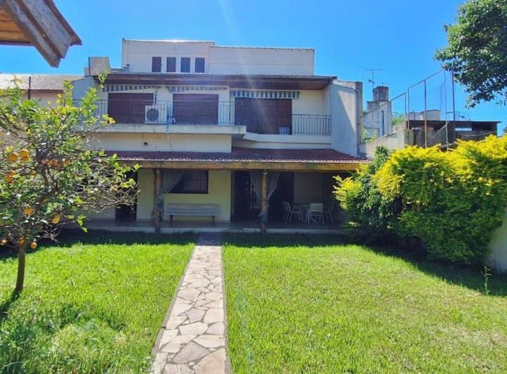 Casa · 400m² · 6 Ambientes · 4 Cocheras