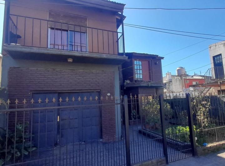 Casa · 300m² · 4 Dormitorios · 3 Cocheras