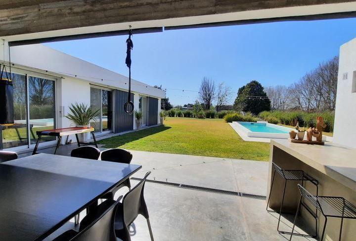 Casa · 255m² · 4 Ambientes · 2 Cocheras