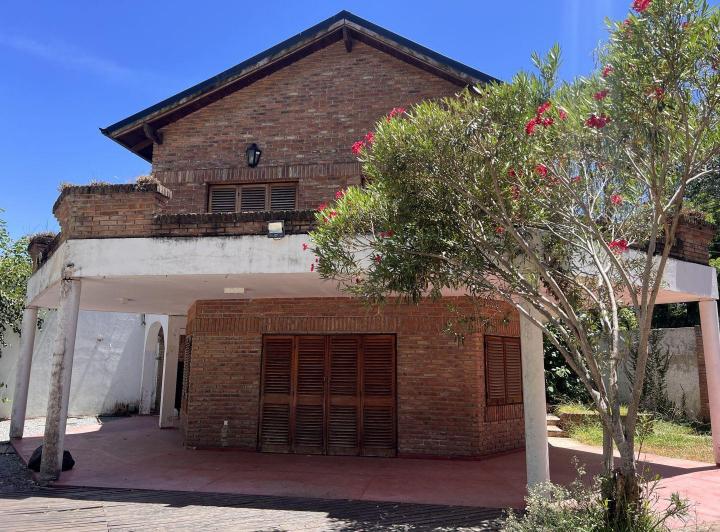 Casa · 323m² · 4 Ambientes · 3 Cocheras