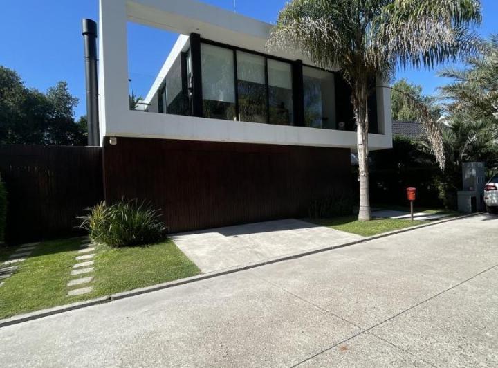 Casa · 250m² · 4 Ambientes · 2 Cocheras