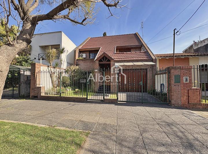 Casa · 218m² · 5 Ambientes · 1 Cochera