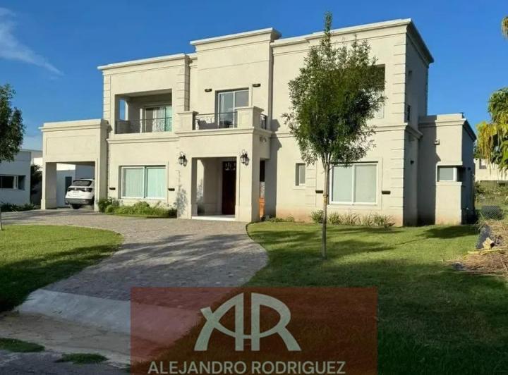 Casa · 312m² · 4 Dormitorios · 1 Cochera