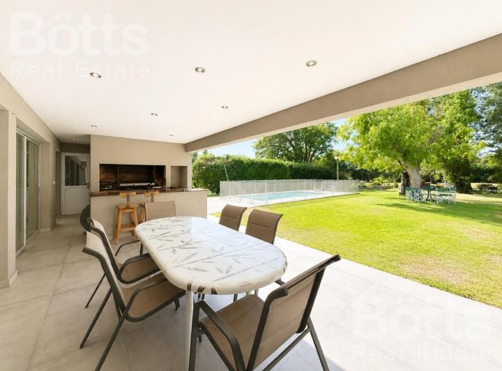 Casa · 145m² · 4 Ambientes · 4 Cocheras