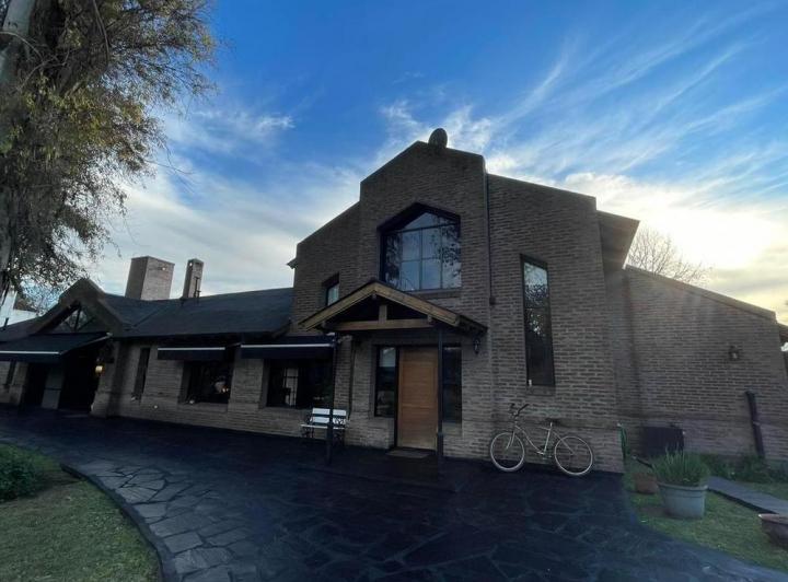 Casa · 230m² · 5 Ambientes · 1 Cochera