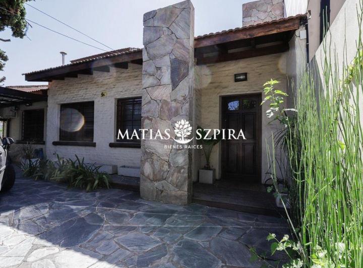 Casa · 220m² · 4 Ambientes · 1 Cochera