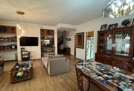 Casa · 218m² · 5 Ambientes · 3 Cocheras