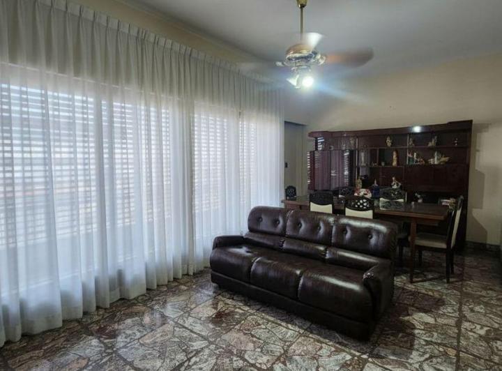 Casa · 240m² · 4 Ambientes · 2 Cocheras